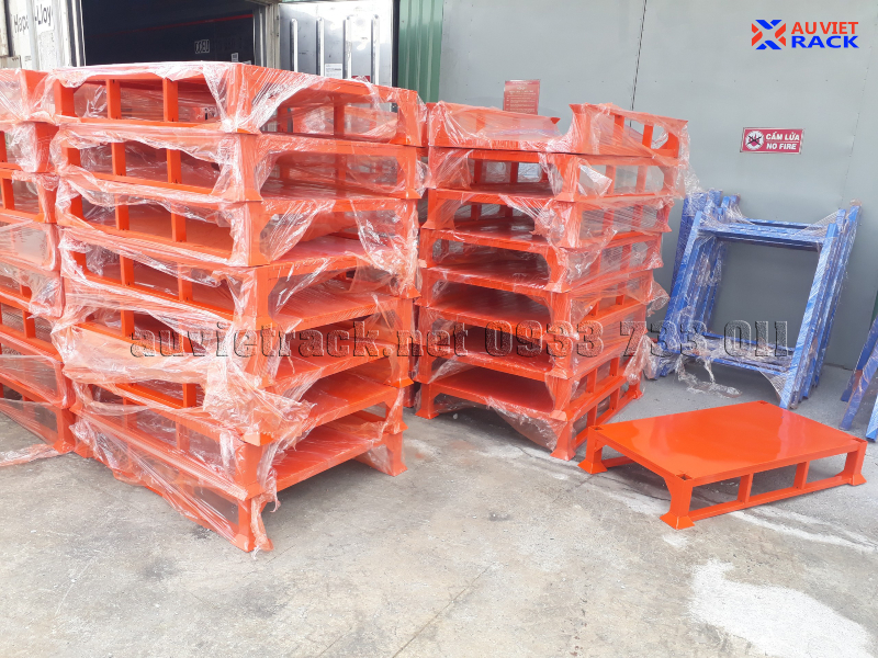 pallet sắt xếp chồng